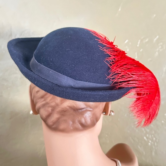 MARVELOUS 1940s\' NAVY FELT HAT WITH RED AND BLACK FEATHERS main image 10